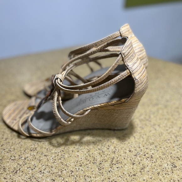 Wedge heel sandal - Picture 2 of 5
